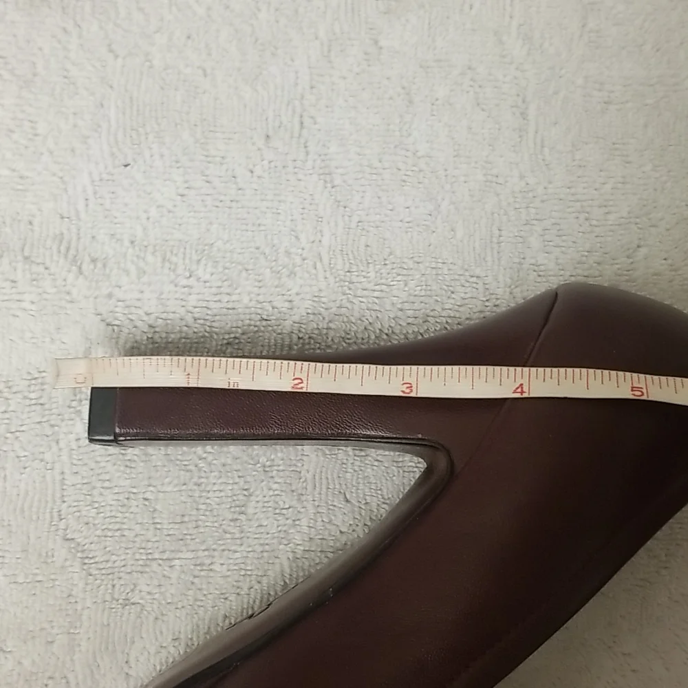 COLE HAAN maroon leather pumps